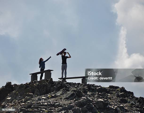 Pareja Joven Divirtiéndose En Alpes Suiza Foto de stock y más banco de imágenes de Adolescente - Adolescente, Adulto, Adulto joven