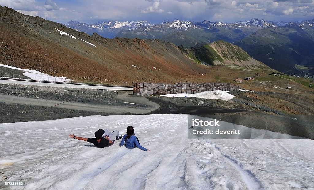 젊은 커플입니다 즐거운 전 알프스 Switzerland - 로열티 프리 구름 스톡 사진