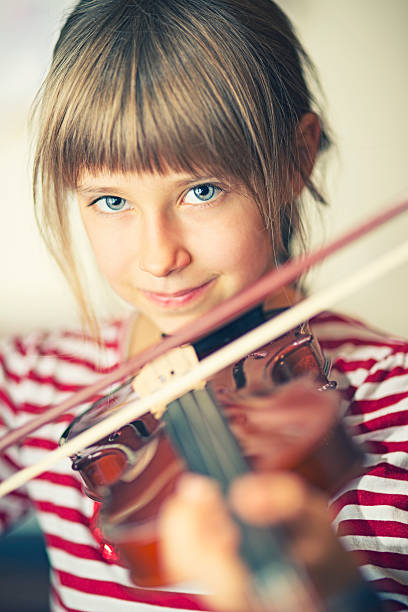 istock Little girl and a violin 187329030