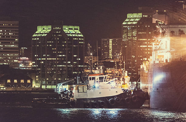 tir bateaux avec navire-citerne - tugboat night lovelocal halifax photos et images de collection