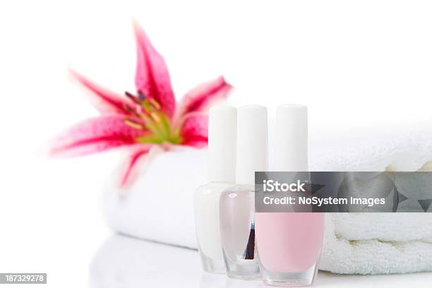 Foto de Manicure E Tratamento De Beleza e mais fotos de stock de Esmalte - Cosmético - Esmalte - Cosmético, Artigos de Toucador, Beleza