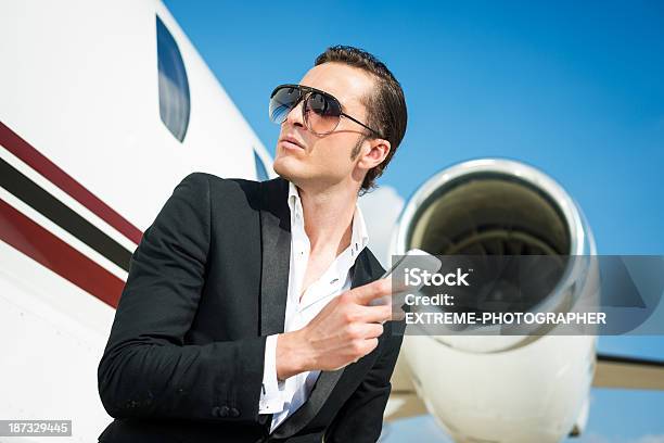 Homem No Aeroporto - Fotografias de stock e mais imagens de A usar um telefone - A usar um telefone, Adulto, Aeroporto