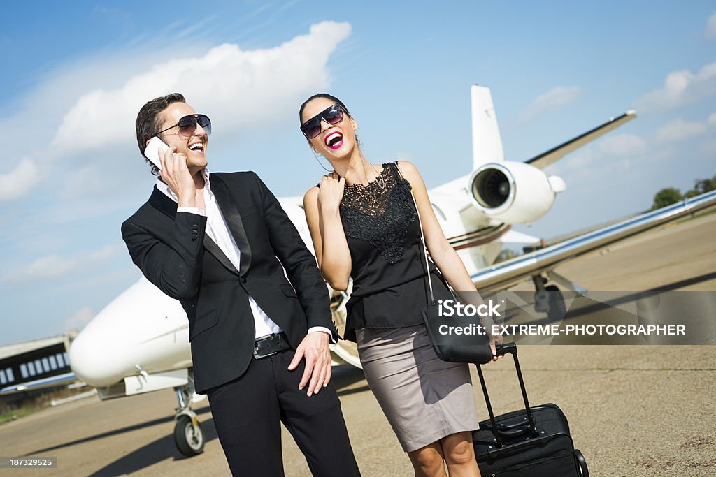 Casal saindo do aeroporto de negócios - Foto de stock de Homens royalty-free