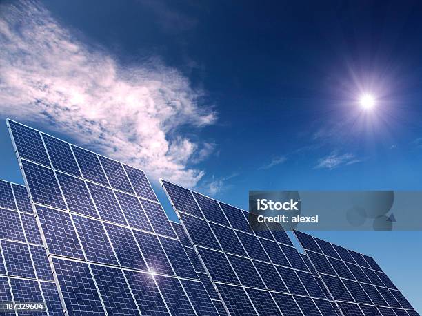 Foto de Painéis Solares e mais fotos de stock de Cabo - Cabo, Cabo de alta-tensão, Cloudscape