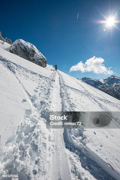 Paisagem De Montanha Com Alpinists - Fotografias de stock e mais imagens de A nevar - A nevar, Ajardinado, Alpes Europeus