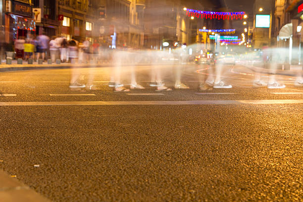 przejście dla pieszych w nocy - speed lighting equipment night urban scene zdjęcia i obrazy z banku zdjęć