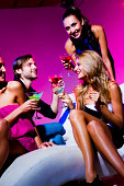 frau-mit-freunden-im-nachtclub.jpg?b=1&s=170x170&k=20&c=0840HG9W9MSVTi6JE93QoaxGKV4fN4o3k1QsuQ7hoUE=