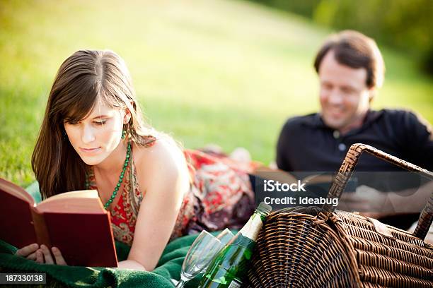 Foto de Casal Feliz Tendo Um Piquenique E Leitura Do Lado De Fora e mais fotos de stock de 20 Anos