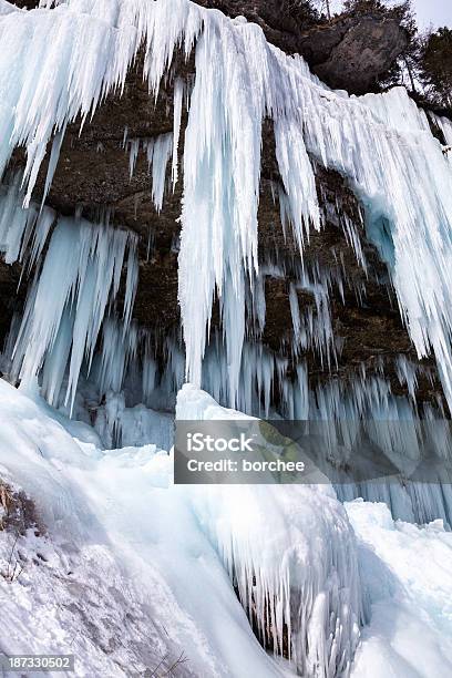 Cascata Congelata - Fotografie stock e altre immagini di Acqua - Acqua, Affilato, Ambientazione esterna