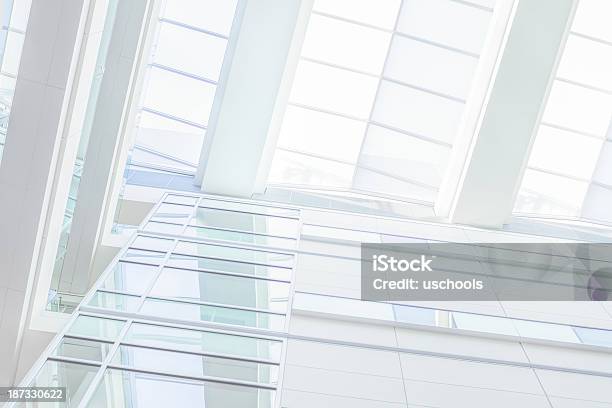 Moderne Glasbüro Stockfoto und mehr Bilder von Außenaufnahme von Gebäuden - Außenaufnahme von Gebäuden, Bauwerk, Geschäftsleben