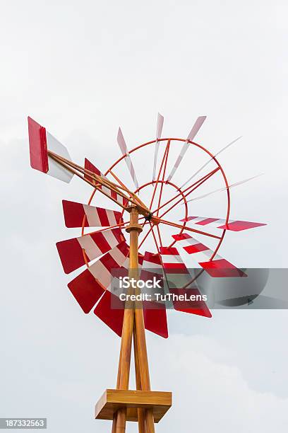 Photo libre de droit de Moulin À Vent En Bois banque d'images et plus d'images libres de droit de Acier - Acier, Aluminium, Blanc