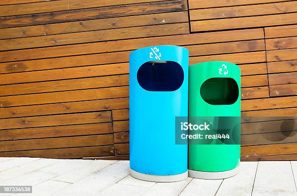 Azul E Verde De Lixo - Fotografias de stock e mais imagens de Ao Ar Livre - Ao Ar Livre, Balde de Lixo, Fundo Branco