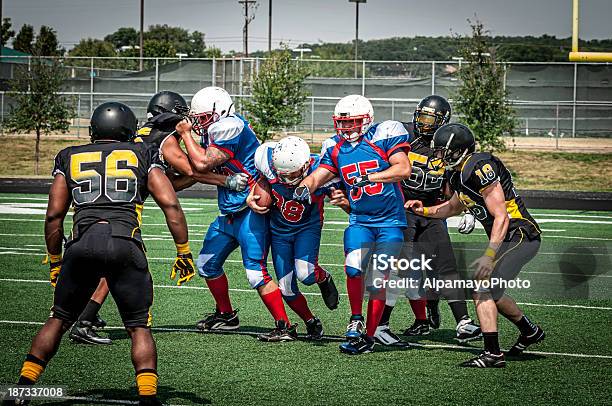 Gioco In Corsov - Fotografie stock e altre immagini di Football americano universitario - Football americano universitario, Lavoro di squadra, Squadra sportiva