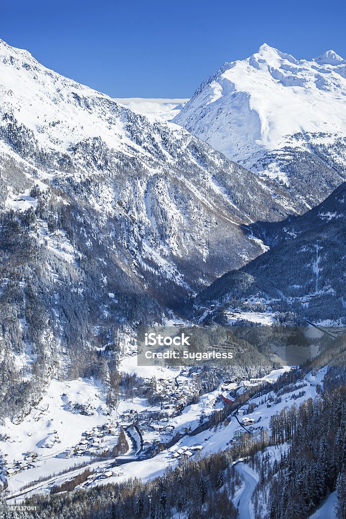 La noche en la ciudad de austríaco, Alpes - Foto de stock de Abeto libre de derechos