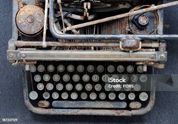 Máquina De Escribir Antiguosimagen De Stock Foto de stock y más banco de imágenes de Amarillo - Color - Amarillo - Color, Antigualla, Antiguo