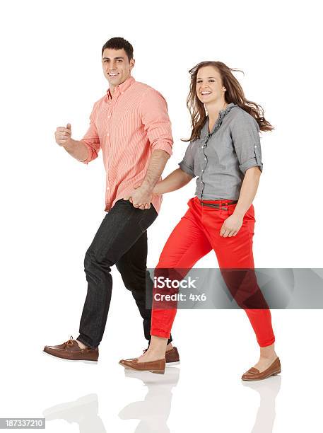 Glückliches Junges Paar Gehen Stockfoto und mehr Bilder von Gehen - Gehen, Paar - Partnerschaft, Freisteller – Neutraler Hintergrund