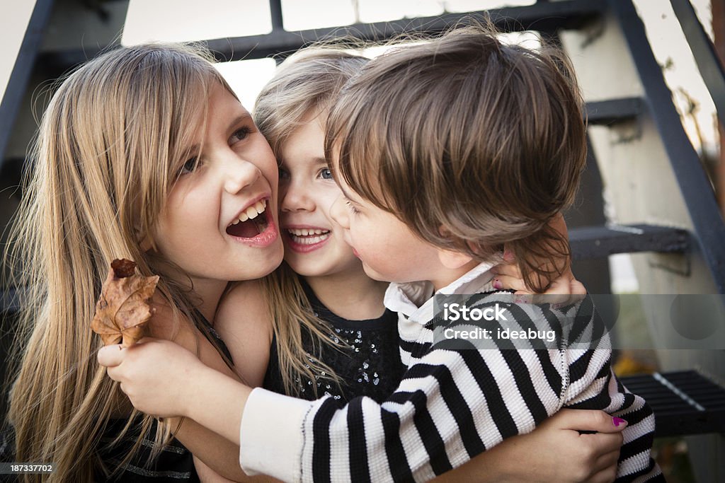 Farbe Bild von zwei Schwestern und Ihren kleinen Bruder umarmen - Lizenzfrei Drei Personen Stock-Foto