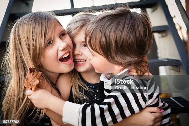 Farbe Bild Von Zwei Schwestern Und Ihren Kleinen Bruder Umarmen Stockfoto und mehr Bilder von Drei Personen