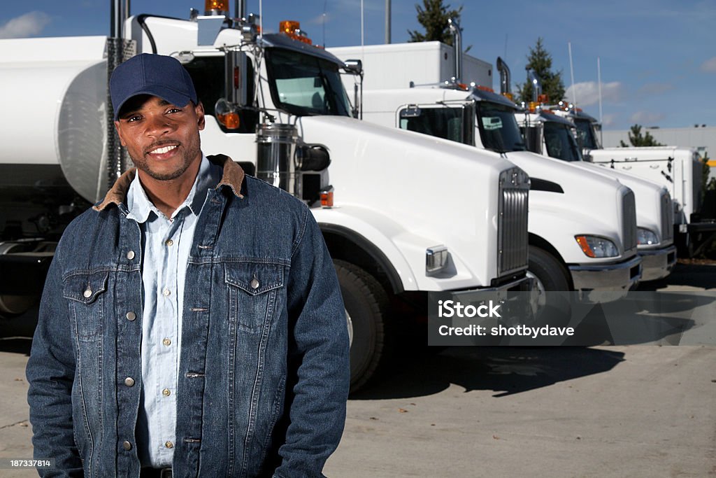 トラック運転手と掘削装置 - トラック運転手のロイヤリティフリーストックフォト