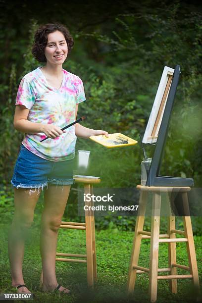 Joven Mujer Pintura Foto de stock y más banco de imágenes de 20 a 29 años - 20 a 29 años, 20-24 años, Acrílico