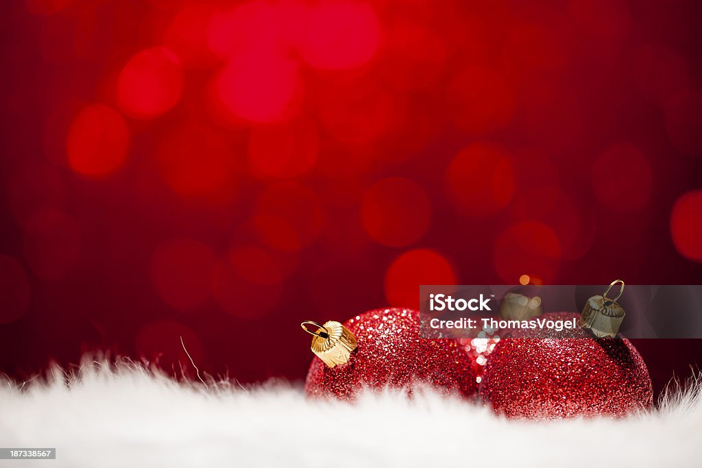 Bombek choinkowych-czerwony Bokeh Nieostry Dekoracja White - Zbiór zdjęć royalty-free (Boże Narodzenie)
