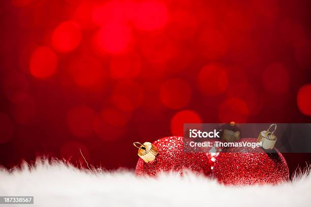 Bombek Choinkowychczerwony Bokeh Nieostry Dekoracja White - zdjęcia stockowe i więcej obrazów Boże Narodzenie