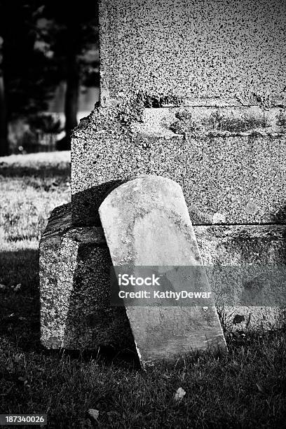 Puste Headstone - zdjęcia stockowe i więcej obrazów Bez ludzi - Bez ludzi, Cmentarz, Czarno biały