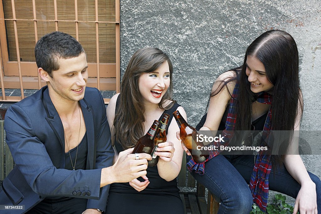 Cheers-feliz trio tilintar garrafas - Foto de stock de 20 Anos royalty-free