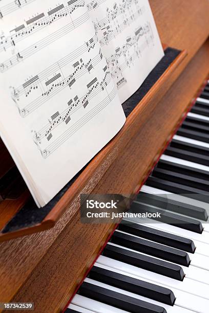 Foto de Pauta De Música E Teclas De Piano e mais fotos de stock de Branco - Branco, Cor Preta, Fotografia - Imagem