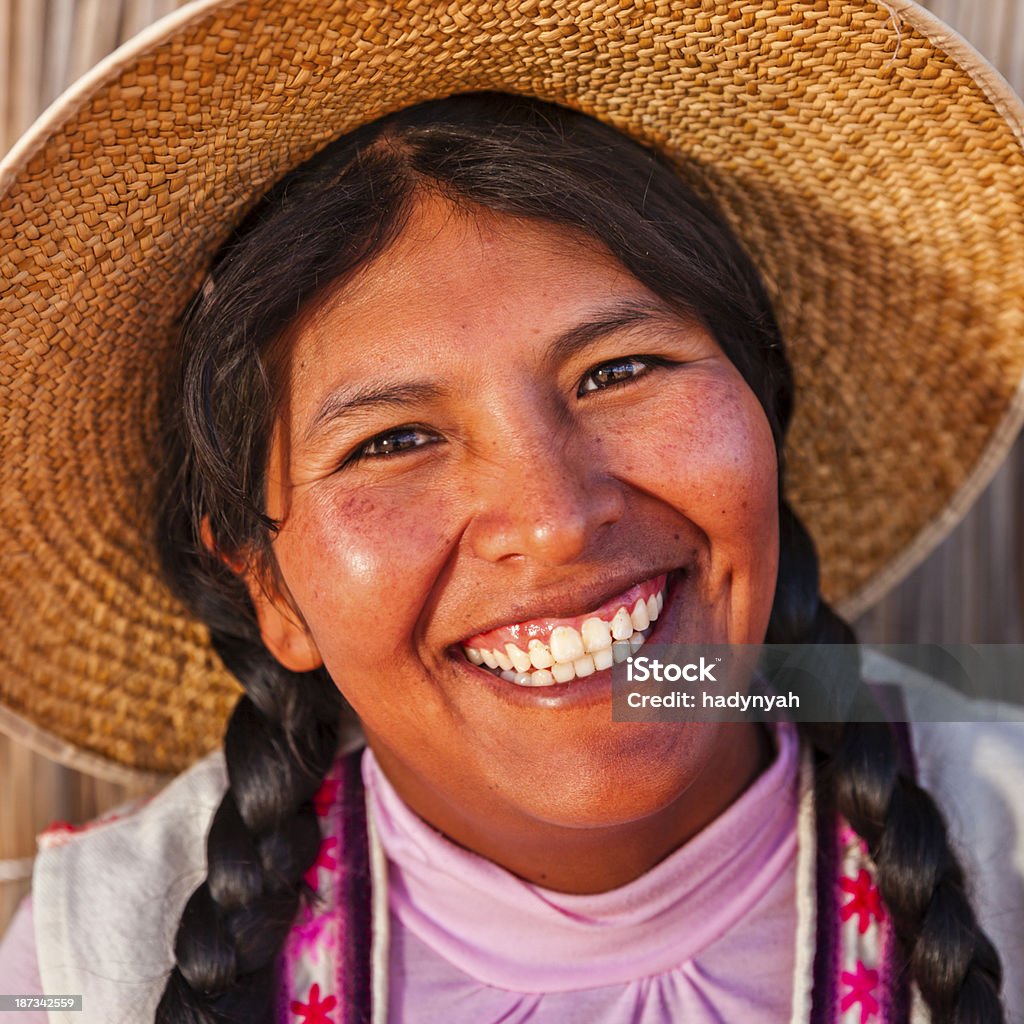Retrato de feliz mulher Uros ilha flutuante, Lake Tititcaca - Foto de stock de Adulto royalty-free