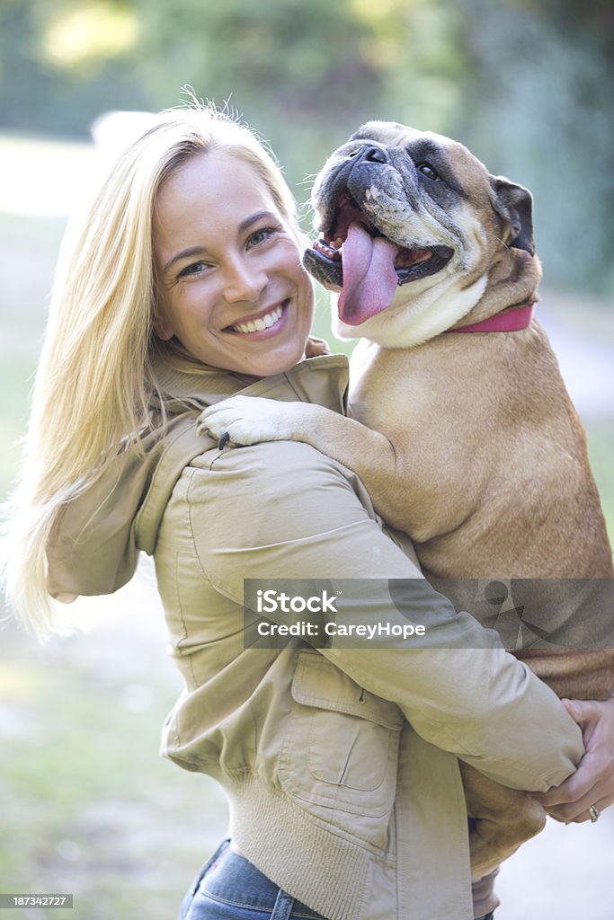 Mujer con perro - Foto de stock de Otoño libre de derechos