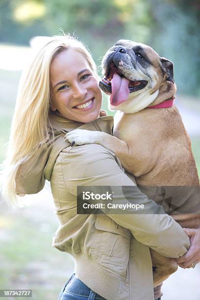 Mujer Con Perro Foto de stock y más banco de imágenes de Otoño - Otoño, Perro, Abrazar