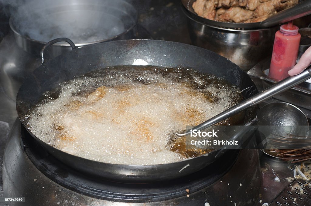 Deep Fried Chicken Wings-preparación parte 4 de 7 - Foto de stock de Aceite para cocinar libre de derechos