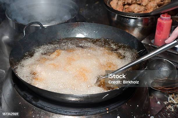 Deep Fried Chicken Wingspreparación Parte 4 De 7 Foto de stock y más banco de imágenes de Aceite para cocinar - Aceite para cocinar, Agarrar, Ala de pollo