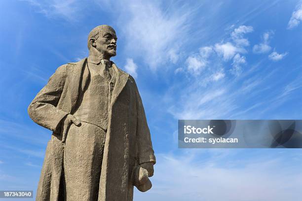 Photo libre de droit de Statue De Lénine banque d'images et plus d'images libres de droit de Lénine - Lénine, Arts Culture et Spectacles, Ciel