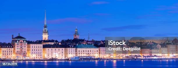 Gamla Stan E Cidade Velha De Estocolmo Suécia - Fotografias de stock e mais imagens de Anoitecer - Anoitecer, Ao Ar Livre, Bairro Antigo