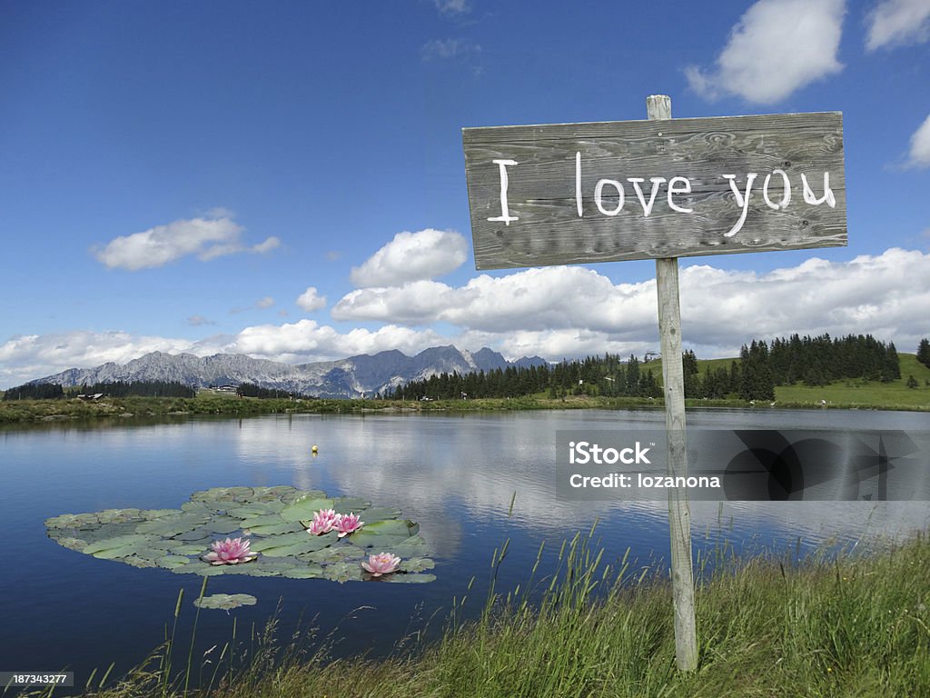 Adoro Accedi con cuore in acqua - Foto stock royalty-free di Amicizia