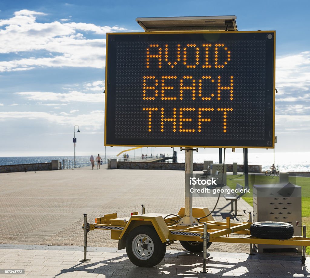 'Avoid Beach Theft'- policía asesoramiento de señal - Foto de stock de Adelaida libre de derechos