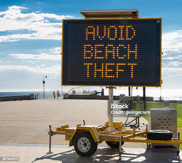 Avoid Beach Theft Policía Asesoramiento De Señal Foto de stock y más banco de imágenes de Adelaida