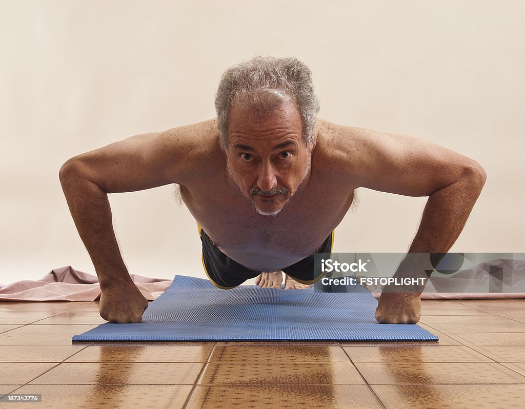 Homem fazendo push ups na academia de ginástica - Foto de stock de Adulto royalty-free