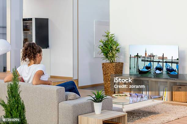 Viendo La Televisión Foto de stock y más banco de imágenes de Televisión - Televisión, Cuarto de estar, Vista de costado