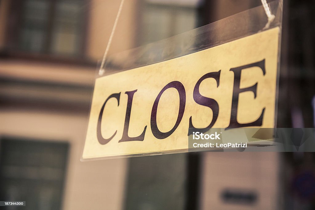 Placa Closed em Tallin, Estônia - Foto de stock de Conceito royalty-free