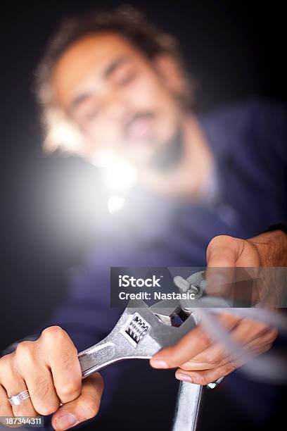 Homem De Reparação - Fotografias de stock e mais imagens de Canalizador - Canalizador, Vertical, 30-39 Anos