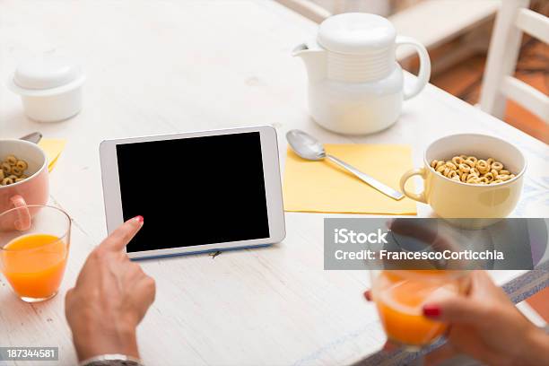 Mujer Con Desayuno Dos Foto de stock y más banco de imágenes de A la moda - A la moda, Adulto, Adulto joven