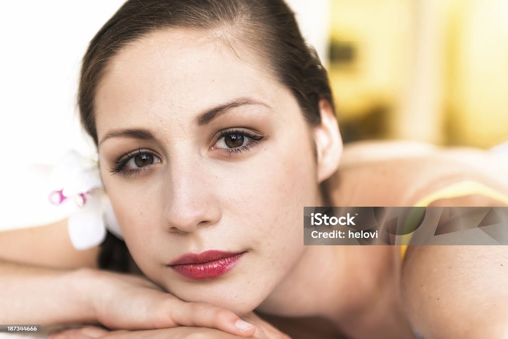 Привлекательные девушки расслабляющий - Стоковые фото 20-24 года роялти-фри