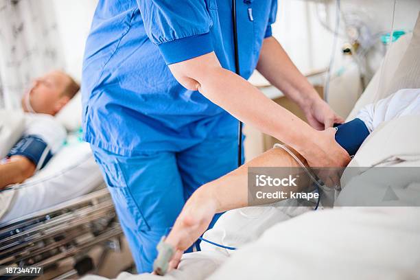 Enfermeira Tomar Cuidados Do Doente - Fotografias de stock e mais imagens de 60-69 Anos - 60-69 Anos, Adulto, Ala hospitalar