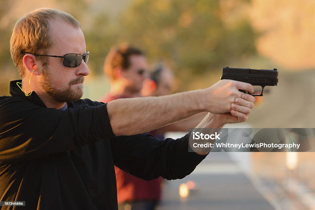 Três homens Handguns de - Foto de stock de Adulto royalty-free