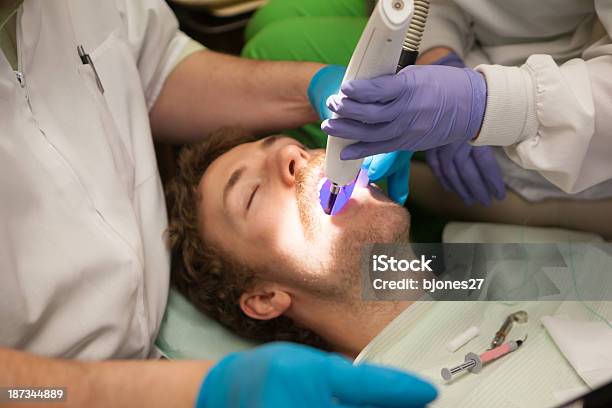 Photo libre de droit de Jeune Homme À La Dent Avoir Un Dentiste De banque d'images et plus d'images libres de droit de Adulte - Adulte, Bouche humaine, Cabinet dentaire