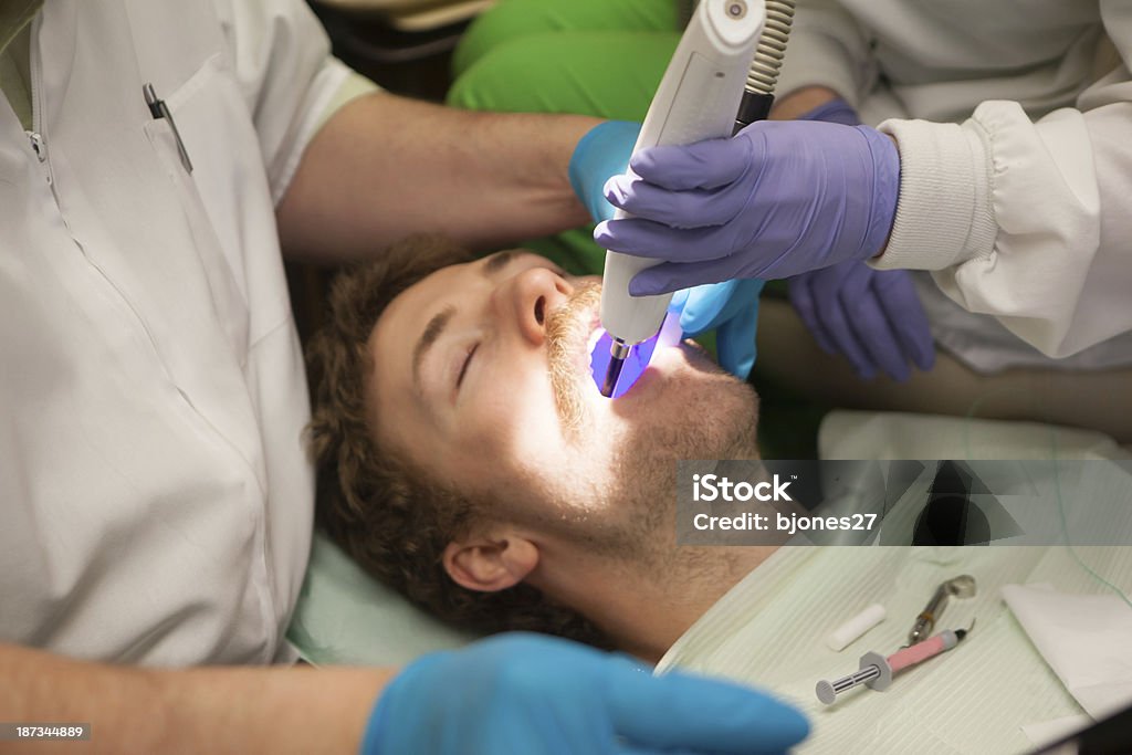 치과 젊은 남자'에서 갖는 이 충원됨 - 로열티 프리 3 명 스톡 사진