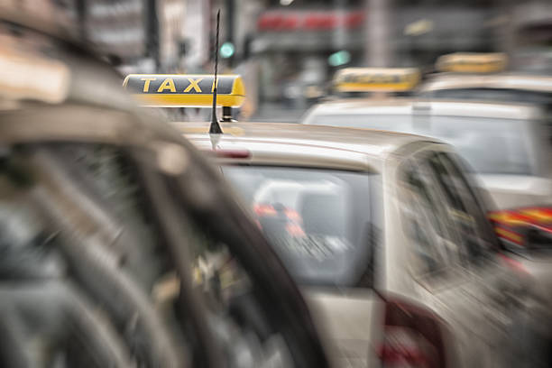 taxi auf warteschlange in berlin-deutschland - taxi germany car public transportation stock-fotos und bilder